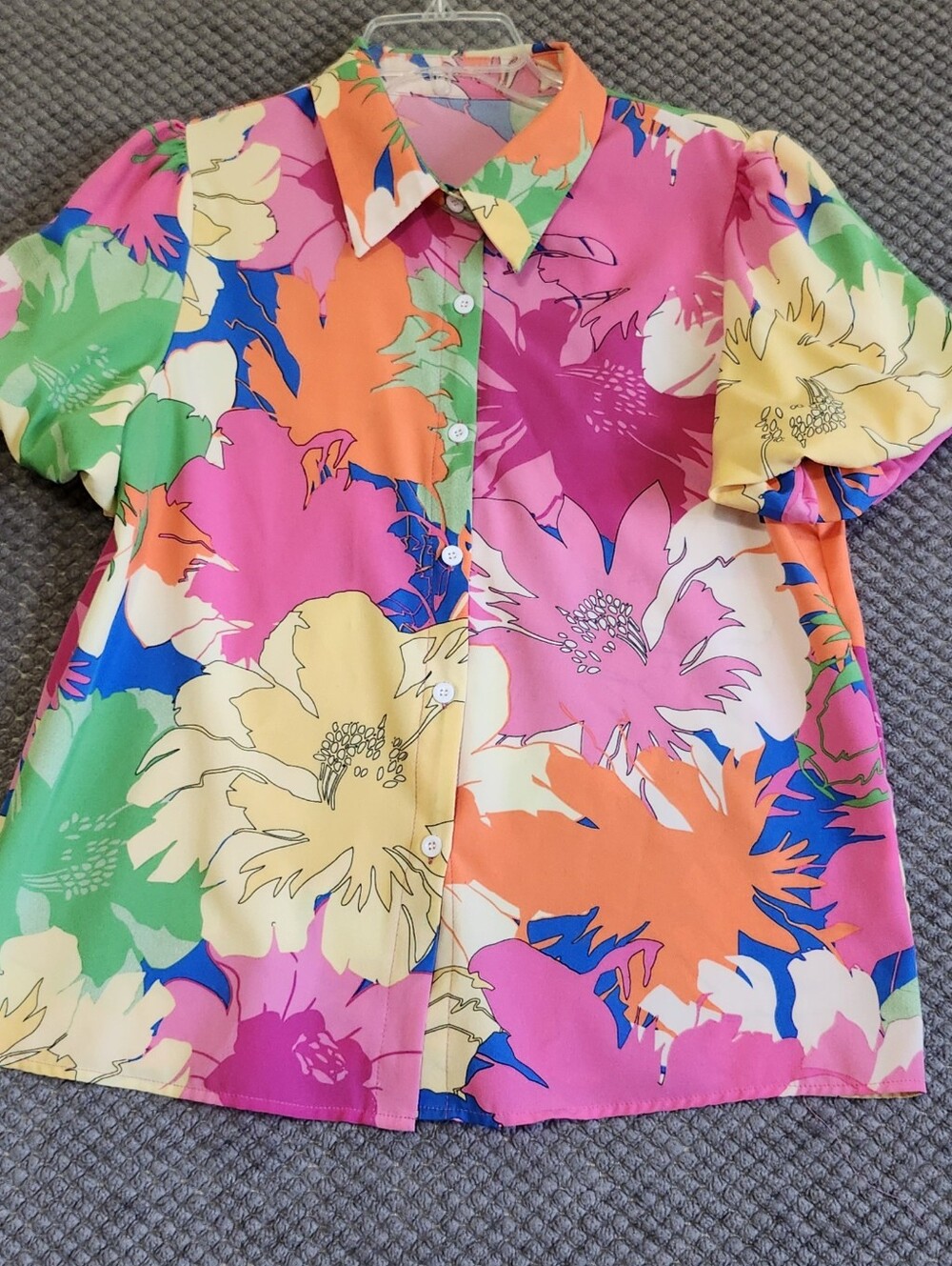 Unbranded Vibrant Floral Button-Up Blouse in Multicolor L bubble sleeves